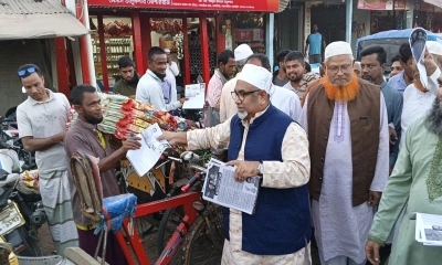 লিফলেট বিতরণ করেন বিএনপির যুগ্ম মহাসচিব সৈয়দ এমরান সালেহ প্রিন্স। ছবি- রূপালী বাংলাদেশ